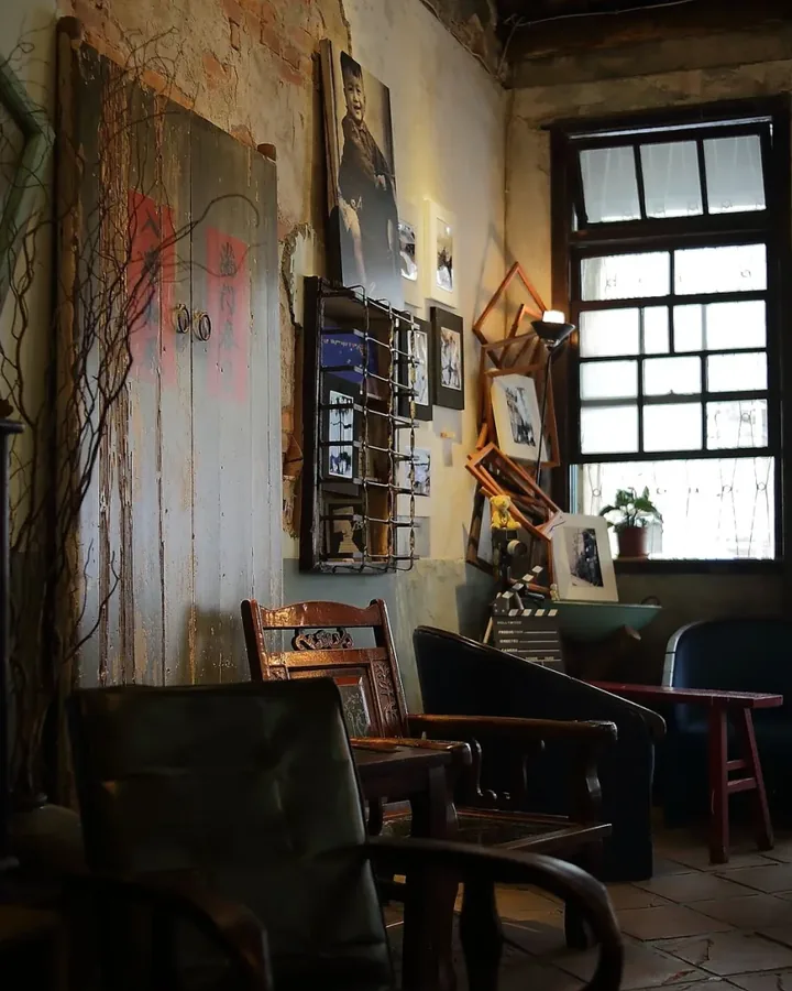 Kệ sách âm tường